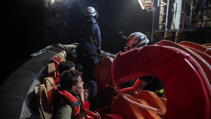 Aksi Penyelamatan Migran di Lepas Pantai Libya Petugas medis membantu migran di kapal Sea-Watch 5, Laut Mediterania. Operasi penyelamatan berlangsung di zona SAR lepas pantai Libya.