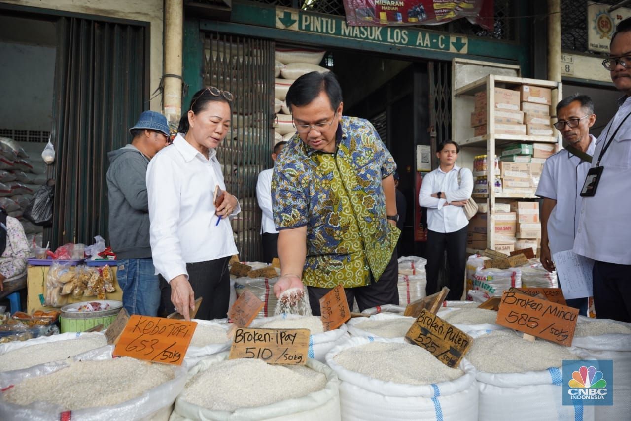 Anggota Ombudsman Republik Indonesia, Yeka Hendra Fatika melakukan inspeksi mendadak (sidak) ke Pasar Induk Beras Cipinang (PIBC), Jakarta Timur, pada Senin (11/8/2025). (CNBC Indonesia/Martyasari Rizky)