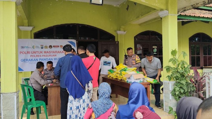 Antusiasme warga Pasuruan beli beras di Pasar Murah yang digelar di polsek-polsek jajaran Polres Pasuruan.