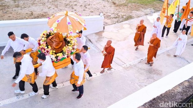 Arak-arakan Antar Buddha Rupang ke Vihara Baru di Tarakan