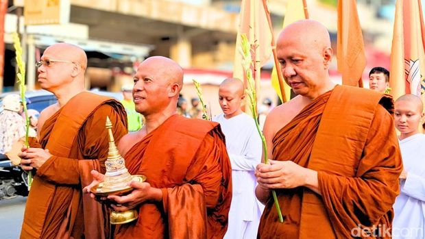 Arak-arakan Antar Buddha Rupang ke Vihara Baru di Tarakan
