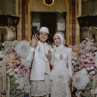 Arbani Yasiz telah melangsungkan pernikahan dengan Raissa Ramadhani pada Sabtu (9/8/25). Akad nikah dilangsungkan di Masjid Istiqlal Jakarta dengan dekorasi bunga-bunga berwarna pastel. Foto: Instagram @arbaniyasiz