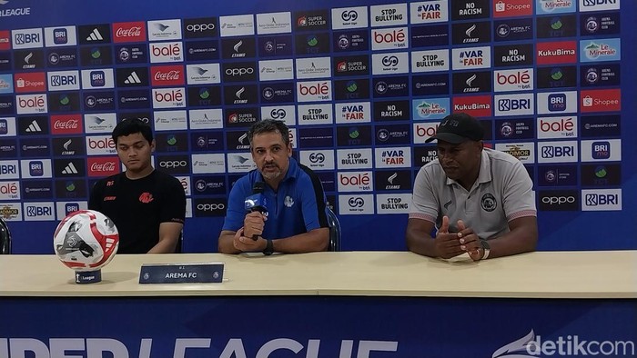 Pelatih Kepala Arema FC Marcos Vinicius Santos Goncalves usai laga menghadapi PSBS Biak di Stadion Kanjuruhan