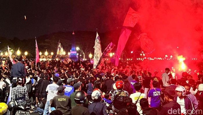 Aremania berkumpul di kawasan Balai Kota Malang merayakan hari ulang tahun ke-38 Arema