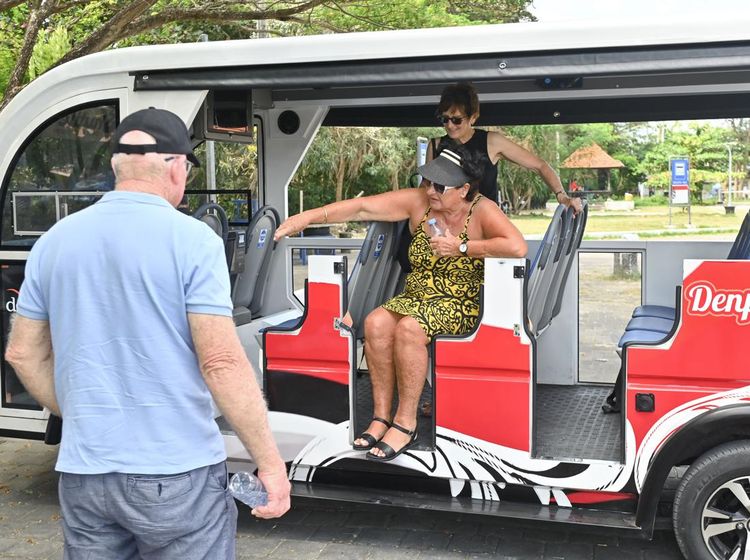 Asyik, Wisata Sanur Kini Bisa Naik Shuttle Bus Listrik