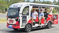 Shuttle bus listrik yang mengangkut wisatawan melintas di kawasan Sanur, Denpasar, Bali, Senin (11/8/2025). ANTARA FOTO/Fikri Yusuf