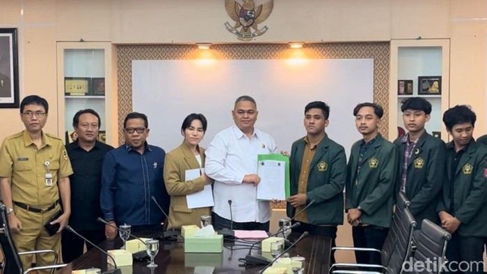 Audiensi antara mahasiswa Unissula Semarang dengan DLHK Jateng, Satpol PP, dan DPRD di Kantor DPRD Jateng, Kecamatan Semarang Selatan, Senin (11/8/2025).