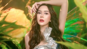 Ia mengatakan bentuk hidungnya masih normal dan tidak ada tindakan bedah sama sekali. Foto: dok Instagram aurakasih / yudajulianofficial