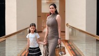 Aura Kasih merasa bisnis bisa membuatnya gak keteteran mengurus anak. Ya masih jadi home mom, tuturnya. (Foto: dok Instagram aurakasih)