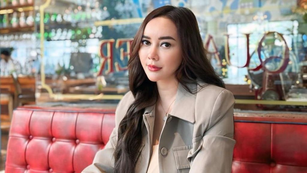 Aura Kasih Gak Nyaman Isu Soal Ridwan Kamil, Pertimbangkan Langkah Hukum