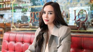 Aura Kasih mengungkap perubahan kecil di wajahnya berasal dari stem cell yang dilakukan tahun lalu. Foto: dok Instagram aurakasih