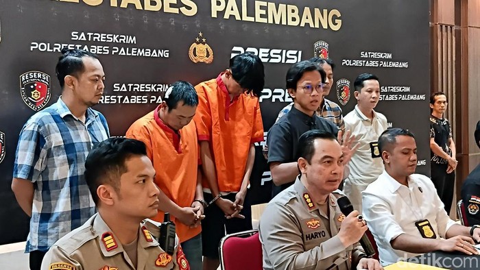 Ayah dan anak pembunuh Ridho saat dihadirkan dalam ungkap kasus
