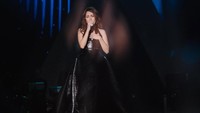 Inilah look keduanya. Ayu Ting Ting menambahkan rok panjang sehingga bentuknya seperti ball gown berwarna hitam dan membuat Ayu makin elegan. Foto: dok. Instagram @ayutingting92/fotografer: @agrasuseno