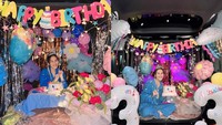 Sebelum menggelar pesta ulang tahun, penyanyi dangdut asal Depok ini juga membagikan potret perayaan di belakang mobilnya. Ia menghiasnya dengan balon hingga bunga warna-warni. Foto: Instagram/@ayutingting92