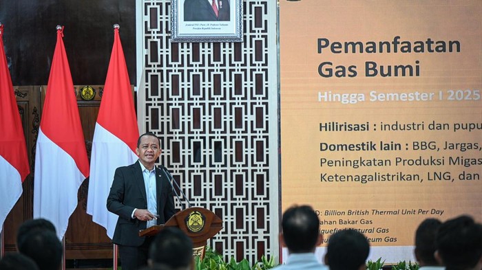Bahlil Laporkan Kinerja ESDM, Investasi Tembus Rp225,8 T Menteri Energi dan Sumber Daya Mineral (ESDM) Bahlil Lahadalia menyampaikan paparan kinerja Kementerian ESDM pada semester I 2025 di Kantor Kementerian ESDM, Jakarta, Senin (11/8/2025). Bahlil Lahadalia menyampaikan realisasi investasi di sektor ESDM pada semester I 2025 mencapai 13,9 miliar dolar AS atau setara dengan Rp225,8 triliun, sedangkan realisasi penerimaan negara bukan pajak (PNBP) di sektor ESDM mencapai Rp138,8 triliun atau 54,5 persen dari target. ANTARA FOTO/Fauzan