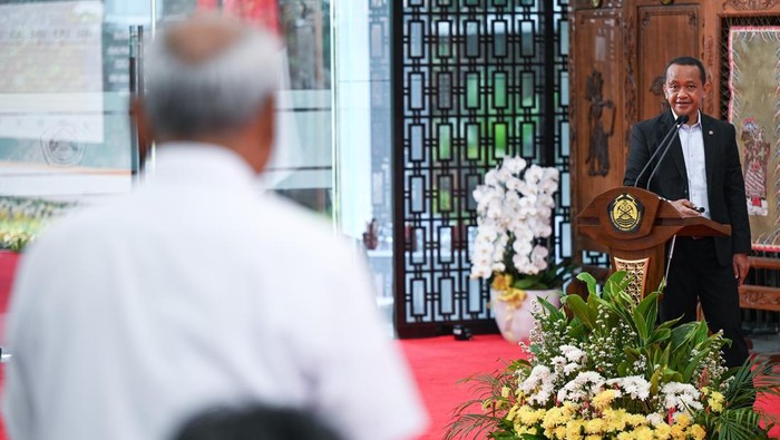 Menteri Energi dan Sumber Daya Mineral (ESDM) Bahlil Lahadalia menyampaikan paparan kinerja Kementerian ESDM pada semester I 2025 di Kantor Kementerian ESDM, Jakarta, Senin (11/8/2025). Bahlil Lahadalia menyampaikan realisasi investasi di sektor ESDM pada semester I 2025 mencapai 13,9 miliar dolar AS atau setara dengan Rp225,8 triliun, sedangkan realisasi penerimaan negara bukan pajak (PNBP) di sektor ESDM mencapai Rp138,8 triliun atau 54,5 persen dari target. ANTARA FOTO/Fauzan