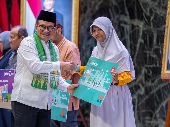 Bank Jakarta kembali mendistribusikan bantuan sosial Pemenuhan Kebutuhan Dasar (PKD) kepada 56.351 orang penerima baru di lima wilayah DKI Jakarta dan Kepulauan Seribu.