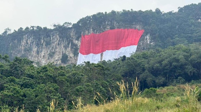 Bendera murah putih raksasa di Tebing Lidah Jeger Bogor.