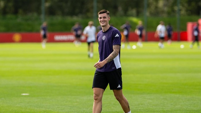 MANCHESTER, ENGLAND - AUGUST 10: (EXCLUSIVE COVERAGE) Benjamin Sesko of Manchester United in action during a first team training session at Carrington Training Ground on August 10, 2025 in Manchester, England. (Photo by Ash Donelon/Manchester United via Getty Images)