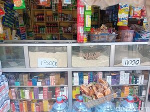 Beras Curah di Warung Madura Diburu Warga, Paling Laku yang Harga Murah