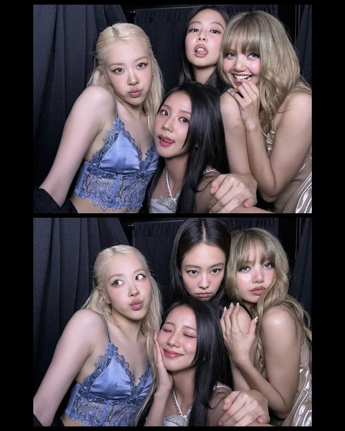 BLACKPINK berpose di sela-sela tur dunia DEADLINE.