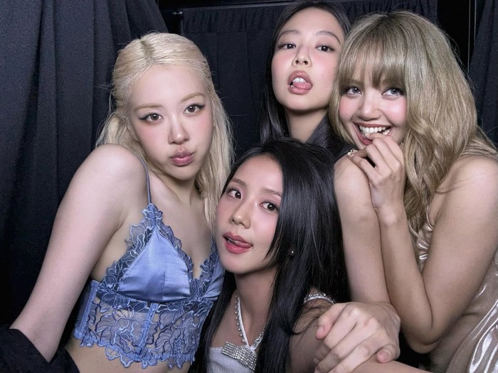 BLACKPINK berpose di sela-sela tur dunia DEADLINE.