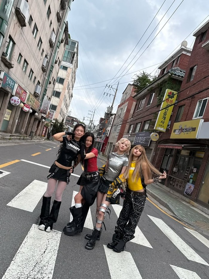 BLACKPINK berpose di sela-sela tur dunia DEADLINE.