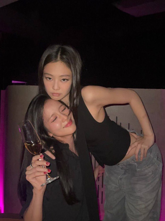 BLACKPINK berpose di sela-sela tur dunia DEADLINE.