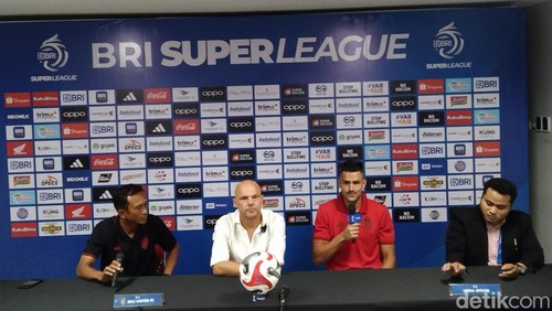 Boris Kopitovic (dua dari kanan) menjalani konferensi pers seusai Bali United melawan Persik Kediri, Minggu (10/8/2025).