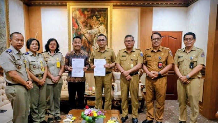 BPN Kota Denpasar saat menyerahkan 120 bidang tanah kepada Pemerintah Kota Denpasar, Senin (11/8/2025).