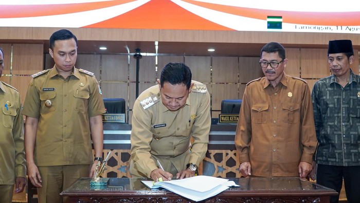 Bupati Lamongan Yuhronur Efendi menandatangani persetujuan rancangan KUA-PPAS tahun anggaran 2026 bersama Wakil Ketua DPRD Kabupaten Lamongan Kacung Purwanto.
