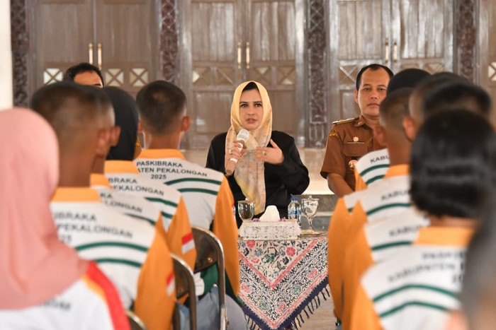 Bupati Pekalongan Fadia Arafiq memberikan arahan sekaligus motivasi kepada anggota Pasukan Pengibar Bendera Pusaka (Paskibraka) Kabupaten Pekalongan Tahun 2025 dalam kegiatan jam pimpinan yang digelar di Pendopo Bupati Pekalongan, Senin (11/8).
