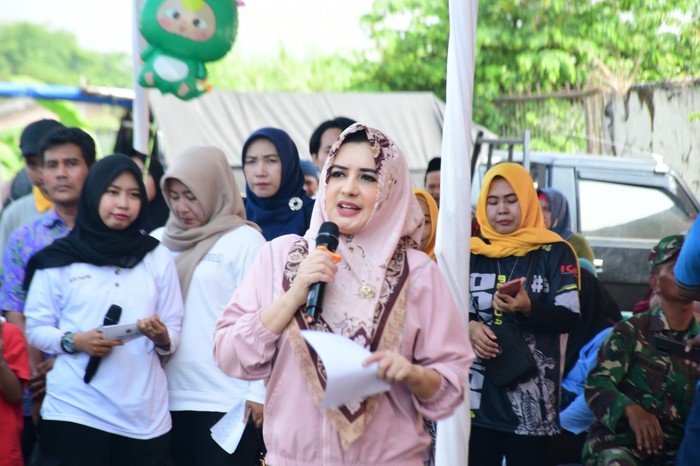 Bupati Pekalongan, Fadia Arafiq menghadiri kegiatan Bakti Sosial (baksos) yang digelar Komunitas Pastriad di Desa Windurojo, Kecamatan Kesesi, Kabupaten Pekalongan, Minggu (10/8).