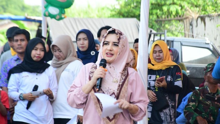 Bupati Pekalongan, Fadia Arafiq menghadiri kegiatan Bakti Sosial (baksos) yang digelar Komunitas Pastriad di Desa Windurojo, Kecamatan Kesesi, Kabupaten Pekalongan, Minggu (10/8).
