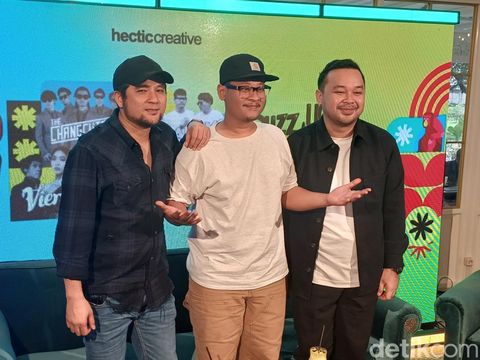 Konferensi pers Buzz Youth Fest di kawasan Pondok Pinang, Jakarta Selatan, Senin (11/8/2025). Dihadiri oleh (ki-ka) Adam Subarkah (bassis Sheila On 7), Gigih drummer The Adams, Gerfian Riandra (promotor Buzz Youth Fest).