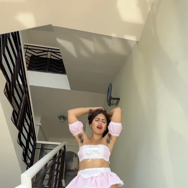 Meski begitu, komentar negatif tidak terhindarkan. Dalam sebuah video TikTok, Cherry memberikan respons pedas pada pengkritiknya. Foto: dok. Instagram @ittybittyhairycherry