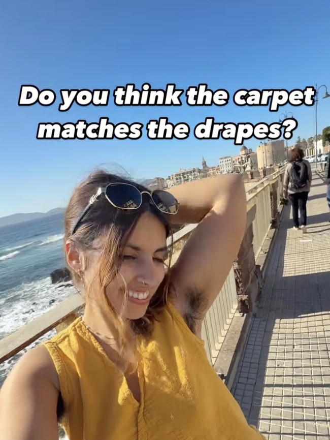 Wanita dengan akun bernama Hairy Cherry di media sosial itu mengaku sering menerima komentar kasar yang menyebut bulu tubuhnya menjijikkan dan kotor. Foto: dok. Instagram @ittybittyhairycherry