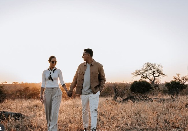 Darma melamar Patricia di tengah hamparan savana luas dengan disaksikan hewan-hewan buas yang ada di sana. Foto: Instagram/@pschuldtz