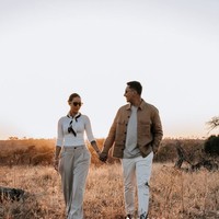 Darma melamar Patricia di tengah hamparan savana luas dengan disaksikan hewan-hewan buas yang ada di sana. Foto: Instagram/@pschuldtz