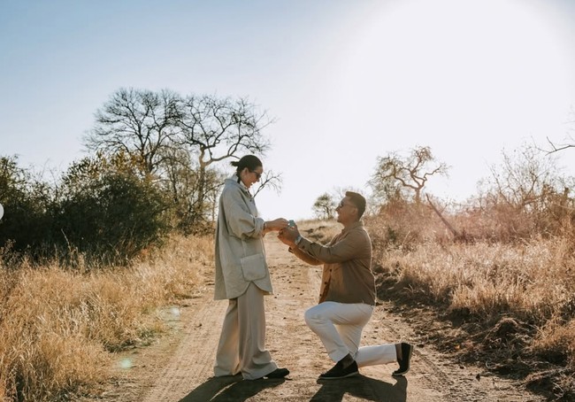 Tak menyangka akan dilamar, kebahagiaan jelas terlihat di wajah Patricia. “Setiap jalan yang kita tempuh mengarah ke momen ini, ke kamu, ke ya... dan dengan itu, YA untuk seumur hidup cinta dan petualangan,” tulis keterangan dalam unggahan Patricia. Foto: Instagram/@pschuldtz