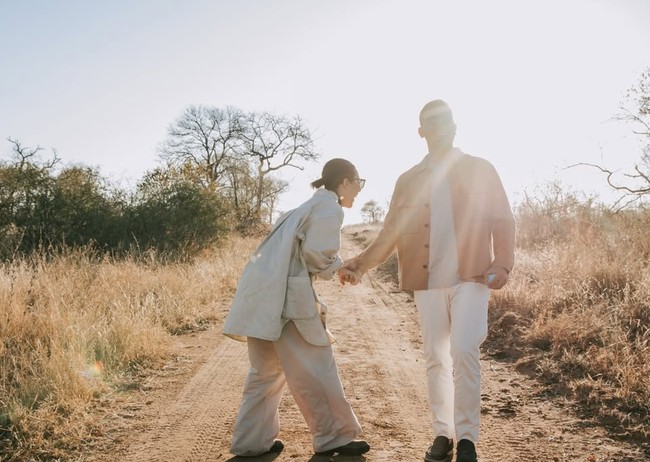 Di momen spesial tersebut keduanya juga terlihat kompak kenakan busana bernuansa coklat. Tampil mesra, keduanya begitu serasi. Foto: Instagram/@pschuldtz