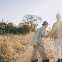 Di momen spesial tersebut keduanya juga terlihat kompak kenakan busana bernuansa coklat. Tampil mesra, keduanya begitu serasi. Foto: Instagram/@pschuldtz