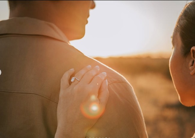 Patricia juga memamerkan cincin lamaran pemberian Dharma. Terlihat cincin tersebut berhias batu berlian dengan ukuran cukup besar. Foto: Instagram/@pschuldtz