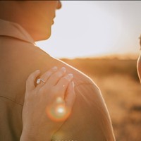 Patricia juga memamerkan cincin lamaran pemberian Dharma. Terlihat cincin tersebut berhias batu berlian dengan ukuran cukup besar. Foto: Instagram/@pschuldtz