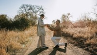 Momen Darma berlutut memberikan cincin untuk kekasihnya. Foto: dok instagram Darma Mangkuluhur Hutomo