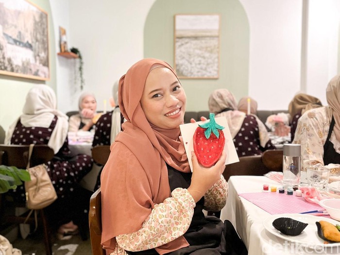 Foto Devi Septrianingsih pemilik brand Deav Hijab dan Koncoturu.