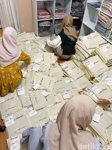 Foto Devi Septrianingsih pemilik brand Deav Hijab dan Koncoturu.