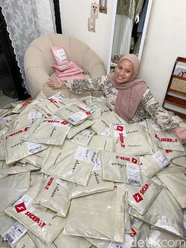 Foto Devi Septrianingsih pemilik brand Deav Hijab dan Koncoturu.