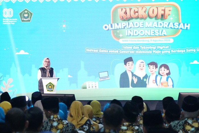 Direktur KSKK Kemenag Nyayu Khodijah pada Kick Off Olimpiade Madrasah Indonesia perdana di MAN 1 Bandung, Jabar, Jumat (8/8/2025).