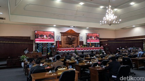 DPRD NTB sahkan RPJMD NTB tahun 2025-2029 pada rapat paripurna di Gedung DPRD NTB, Senin sore (11/8/2025). (Ahmad Viqi/detikBali).